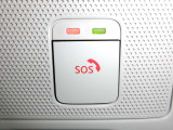 SOSコールは急病時やあおり運転被害などの危険を感じた時スイッチを押すと専門のオペレータに繋がって警察や消防への連携をサポートしてくれます。万が一の事故発生時にはエアバッグ展開と連動して自動通報します。