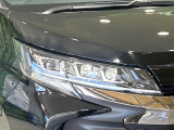 【LEDヘッドライト】悪天候や夜間走行時も良好な視界を確保し安心して運転できる高輝度LEDヘッドライトを装備!点灯速度が早く、消費電力も抑えられています。
