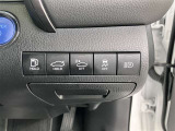 夜間走行時、周囲の明るさや対向車・先行車のライトをカメラが検知し、ハイビ-ムとロ-ビ-ムを自動で切り替えるオ-トハイビ-ム機能付き車両です。各種スイッチ部