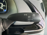 操作しやすいウインカーレバーで、安全な車線変更をサポートします。直感的に操作できるため、運転に集中できます。夜間でも視認性が高いのが特徴です。
