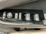 電動格納式リモコンドアミラーと、パワーウィンドウスイッチ等は運転席ドアにあります。