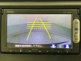 リバースギアに入れるだけで後方の表示へ切り替わります。夜間や雨の日の駐車も楽になりますよ。