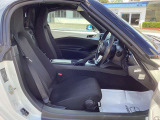 運転席はまっすぐな姿勢でシートに座り、足を自然に伸ばして操作できる位置各ペダルを配するという理想的なレイアウトを実現しています!ぜひMAZDAのドライビングポジションをご体感ください。