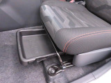 助手席シートアンダートレイ。車内の掃除用具など、クルマの中には置いておきたいけど目につくところには置きたくない物の収納にぴったり。