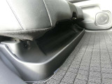 リアシートアンダートレー 濡れた傘や置靴などをすっきりとしまえる大型のトレー。取り外して、手軽にお手入れもできます。Hondaの独自技術「センタータンクレイアウト」だからこそできた収納スペースです。