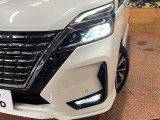 【LEDヘッドライト】悪天候や夜間走行時も良好な視界を確保し安心して運転できる高輝度LEDヘッドライトを装備!点灯速度が早く、消費電力も抑えられています。