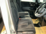 ベンチシートは、運転席と助手席の移動もスムーズ! 狭い駐車場での乗り降りや、お子様の乗り降りにも便利です。