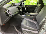 運転席に座ると、優れた視認性と操作性で、快適なドライビングをサポートします。上質な素材が、上質な時間を演出します。