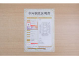 【車両検査証明書】店頭にて、クルマの状態が一目で分かる査証明書を公開中。トヨタ認定検査員が厳しく検査し、状態を点数と図解で表示しています。修復歴はもちろん、傷やヘコミの箇所や程度がご確認いただけます。