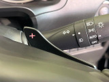 【パドルシフト】ハンドルから手を離さずに素早くシフトアップ&ダウンができるので、エンジンブレーキを使う下り坂や高速道路の合流で加速したい場面で役立ちます。