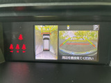 後方の状況を安全に確認できるバックモニターです。駐車時や狭い道での運転をサポートし、安全性を高めます。運転に自信がない方にもおすすめです。