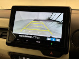 リバースギアに入れるだけで後方の表示へ切り替わります。夜間や雨の日の駐車も楽になりますよ。