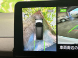後方の状況を分かりやすく表示し、安全なバック駐車をサポートします。ガイドラインも表示されるので、スムーズに駐車できます。
