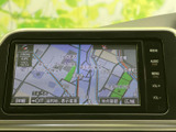 見やすい地図表示で、目的地への道順をしっかり確認できます。運転に集中しながら、安心して走行できる環境です。情報も豊富で安心。