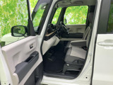 運転席周りは、操作しやすいように設計されています。ステアリングやシフトレバーの位置も最適で、スムーズな運転をサポートします。