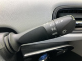 操作感の良いウインカーレバーで、安全確認を怠らずにスムーズな車線変更をサポート。直感的な操作で快適なドライブを。