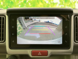 バック時の視認性を高めるモニターが、安全な運転をサポート。狭い場所でも安心して駐車できます。ガイドライン付きで、より正確な判断が可能。