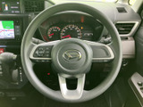 握りやすく操作しやすいステアリングです。運転中の操作性を高め、快適なドライブをサポートします。長距離運転でも疲れにくい設計です。