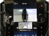 左右のサイドカメラ映像を同時に表示し、車両周囲の死角をしっかりカバー。狭い道や駐車時の接触リスクを減らし、安心して操作できる視界を確保します。