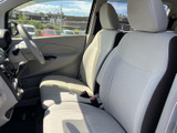 運転席からの視界は広く、運転操作もスムーズに行えます。快適なドライブをサポートする、使いやすい空間です。