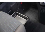運転時の靴などを収納するときに便利な助手席シート下の収納スペースです。