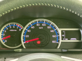 視認性の高いメーター類が、運転に必要な情報を的確に伝えます。運転に集中できる、シンプルで分かりやすいデザインです。
