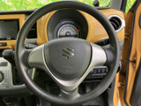 握りやすいステアリングは、運転操作をスムーズに行えます。操作性にも優れ、快適なドライビングをサポートします。