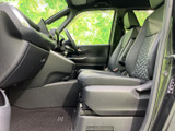 運転席に座ると、優れた視認性と操作性の高さに感銘を受けます。洗練されたデザインのインパネは、機能性と美しさを両立しています。