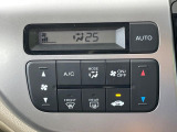【オートエアコン】一度お好みの温度に設定すれば、車内の温度を検知し風量や温度を自動で調整。暑い&hellip;寒い&hellip;と何度もスイッチ操作をする必要はありません。快適な車内空間には必須の機能ですね♪