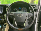 握りやすいステアリングは、運転操作を快適にします。操作スイッチも配置されており、運転中でも直感的に操作できます。洗練されたデザインも魅力です。