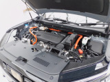 2モーターハイブリッドシステム・電気の力によるスムーズな走り出し、コーナーでのトルク感、澄みわたるエンジン音。