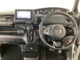 【ハンドル】運転にかかわる様々な操作を安全に行えるように視点移動が少なく操作性に配慮されたスイッチ類が凝縮されたコックピットです。