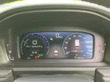 見やすいデザインのメーターパネル。運転に必要な情報を正確に把握でき、夜間でも明るさ調整が可能です。