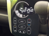 【オートエアコン】一度お好みの温度に設定すれば、車内の温度を検知し風量や温度を自動で調整。暑い&hellip;寒い&hellip;と何度もスイッチ操作をする必要はありません。快適な車内空間には必須の機能ですね♪