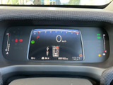 視認性の高いメーターパネルは、運転に必要な情報を一目で確認できます。洗練されたデザインで、運転空間をスタイリッシュに演出します。
