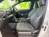 ドライバーズシートは、包み込まれるような座り心地。操作性も良く、スムーズな運転をサポートします。快適な運転環境をご提供します。