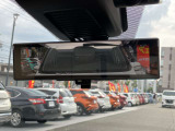 【インテリジェントルームミラー】車両後方のカメラ映像がミラー(液晶画面)に写るので、後席の人や荷物が写りこみません。夜間や悪天候でも視界が良好です♪