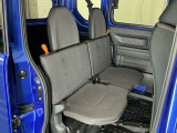 ダイブダウンできるリヤシートは簡単に荷室を広げることができます