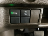 VSA装備車です。VSAはドライバーの操作と車の動きを見守っています。もし車の挙動が乱れたとき、4輪別々にブレーキをかけたり、エンジンパワーをしぼることによって車を安定させます。