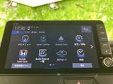 多彩な機能を備えたナビゲーションシステム。日々のドライブをより快適にサポートします。スマートフォン連携機能も充実しており、便利にご利用いただけます。