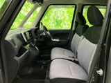 運転席からの視界は広く、周囲の状況をしっかり確認できます。操作しやすい配置のスイッチ類で、快適なドライブをサポートします。