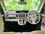 広々とした室内空間が特徴です。運転席からの視界も広く、安全運転をサポートします。快適なカーライフをお楽しみください。