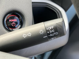 操作しやすい位置に配置されたウインカーレバー。確実な操作感で、安全な車線変更をサポートします。直感的に操作できます。