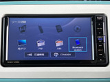ラジオやCD、USBなど、様々なメディアに対応しています。お好みの音楽で、車内を心地よい空間に変えられますね。