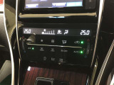 【左右独立フルオートエアコン】運転席・助手席それぞれで温度の設定が可能です。コントロールパネルは静電式スイッチとなっているので、フラットなパネルでスマートな操作感が得られます。