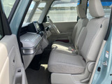 運転席からの視界は広く、運転操作もスムーズに行えます。ステアリングやペダルの配置も、人間工学に基づいて設計されています。