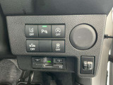 運転席横でアイドリングストップなどスイッチを搭載しています。