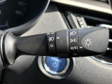 【オートライト(AUTO)】外の明るさをシステムが感知して、自動でヘッドライトが点灯します。ヘッドライトをつけ忘れを防ぐ便利機能です。