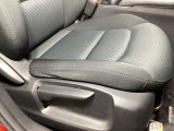 運転席にはドライバーの体型や好みに応じて前後方向だけでなく、高さの調整ができるシートリフターを装備!