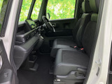 運転席からの視界が広く、運転操作もスムーズに行えます。シートの形状も工夫されており、長時間の運転でも疲れにくい設計です。